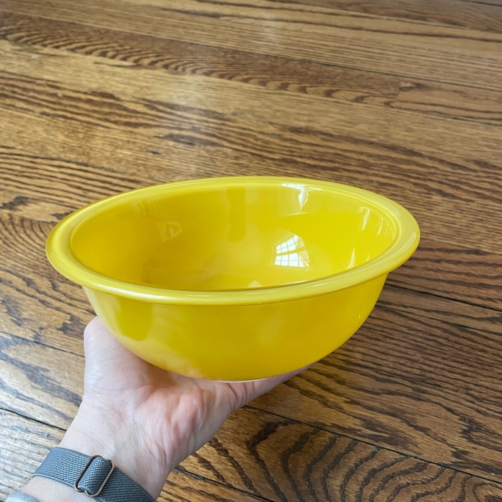 Rare- All Yellow 8” Pyrex Bowl 1.5L